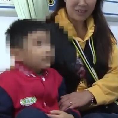 社会老人车祸视频最新版，老人被车撞的视频