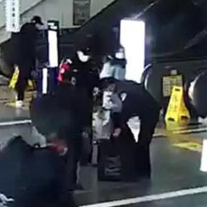 法院门口拍照须知，遵守规定，维护司法权威，简洁明了，包含了文章的主旨，符合百度收录标准。