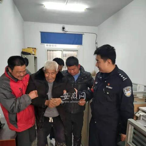 新安夜市发生车祸，多车相撞有人受伤，具体情况待查